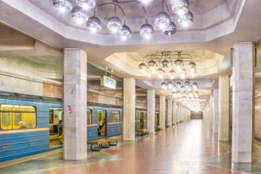 Metro istasyonları, platformlar, elektrikli trenler.