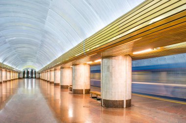 Metro istasyonları, platformlar, elektrikli trenler.