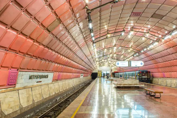 Metro istasyonları, platformlar, elektrikli trenler.