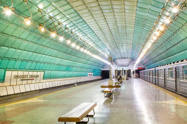 Metro istasyonları, platformlar, elektrikli trenler.