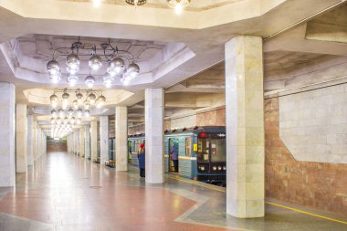 Metro istasyonları, platformlar, elektrikli trenler.