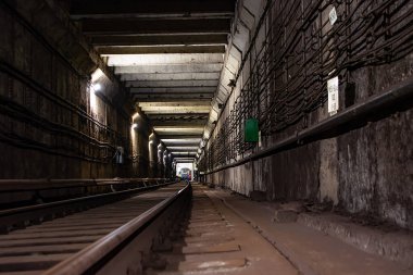 Metro istasyonları, platformlar, elektrikli trenler.