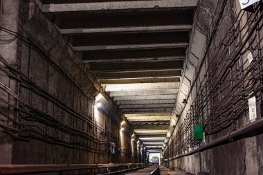 Metro istasyonları, platformlar, elektrikli trenler.