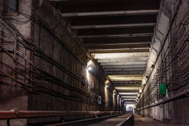 Metro istasyonları, platformlar, elektrikli trenler.