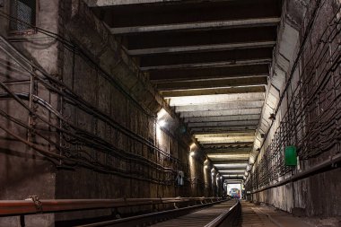 Metro istasyonları, platformlar, elektrikli trenler.
