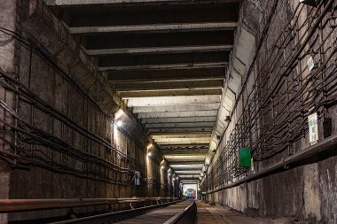 Metro istasyonları, platformlar, elektrikli trenler.