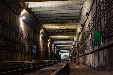 Metro istasyonları, platformlar, elektrikli trenler.