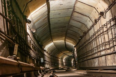 Metro istasyonları, platformlar, elektrikli trenler.