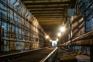 Metro istasyonları, platformlar, elektrikli trenler.