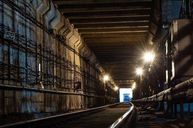 Metro istasyonları, platformlar, elektrikli trenler.