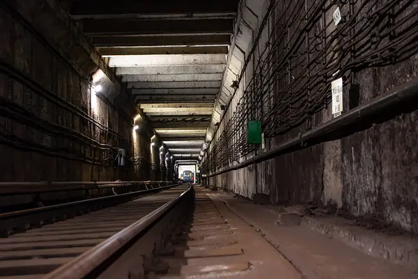 Metro istasyonları, platformlar, elektrikli trenler.