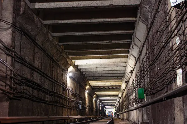 Metro istasyonları, platformlar, elektrikli trenler.