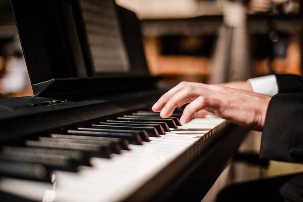 Пианист, играющий на пианино. Черное и белое фортепиано 