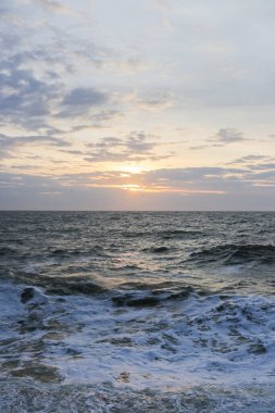 Gün batımında Karadeniz 'in manzarası, yumuşak dalgalarla suyun üzerindeki altın parıltıyı yakalıyor.