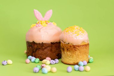 Beyaz arka planda lezzetli Paskalya pastaları