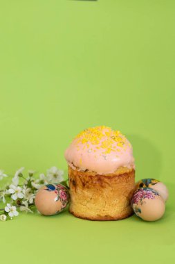 Tavşan kulaklı ve elle boyanmış yumurtalarla çevrili Paskalya pastası. Mevsimlik temalar için ideal..