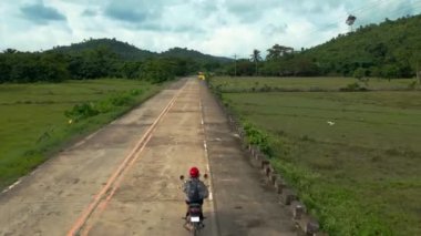 Filipinler 'in kırsalında ıssız bir yolda scooter' ı takip etmek. Yüksek kalite 4k görüntü