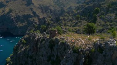 Mallorca 'da dağları ve denizi gören bir kulenin yörüngesi. Yüksek kalite 4k görüntü.