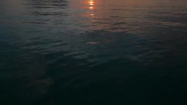 Prachtige Zonnestralen Zee Bij Zonsondergang Met Bergen Achtergrond Nido Filippijnen — Stockvideo