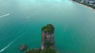 İnsansız hava araçları kireçtaşı adaları ve güzel körfezler üzerinde uçar. Maya Körfezi, Phi Pi Adası, Krabi, Tayland. Dünyanın en güzel tropikal denizlerinden biri. Yüksek kalite 4k görüntü