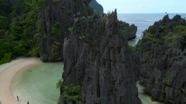 Filipinler 'deki bir göldeki keskin bir kayanın havadan görünüşü. Yüksek kalite 4k görüntü