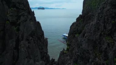 İnsansız hava aracı Filipinler 'deki kayaları ve denizi açığa çıkarıyor. Yüksek kalite 4k görüntü