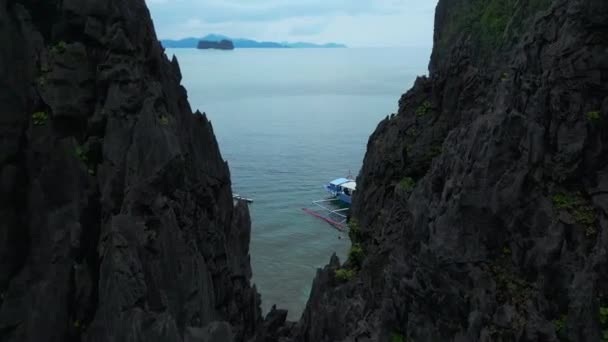 Drone Latający Przez Skały Ujawniające Łodzie Morze Filipinach Wysokiej Jakości — Wideo stockowe