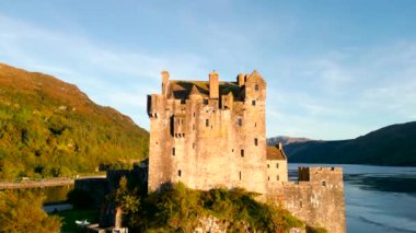 İskoçya 'daki Eilean Donan Kalesi 4K hava manzaralı. Yüksek kalite 4k görüntü