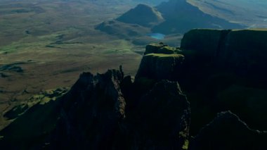 Güneşli bir günde Skye Adası 'nın nefes kesici hava manzarası. Yüksek kalite 4k görüntü