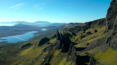 Hava Kuvvetleri, İskoçya 'nın Skye Adası' nda güneşli bir günde Storr 'un Yaşlı Adamı' nı vurdu. Yüksek kalite 4k görüntü