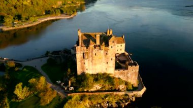İskoçya 'daki Eilean Donan Kalesi 4K hava manzaralı. Yüksek kalite 4k görüntü