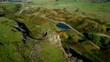 Gökyüzü Adası 'ndaki Peri Glenn' in havadan görünüşü. Yüksek kalite 4k görüntü