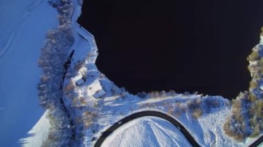 Kışın kayak merkezinin havadan görünüşü