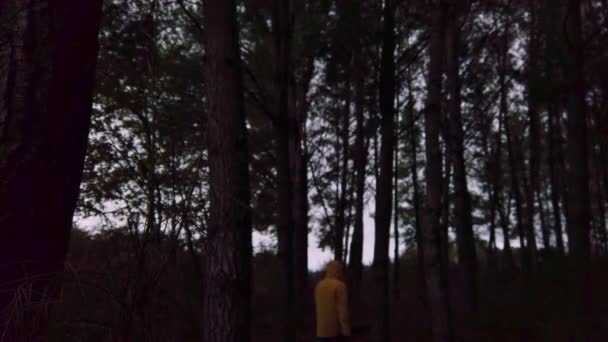 Orang Berjalan Hutan Gelap Pada Senja Hari Dengan Jaket Oranye — Stok Video