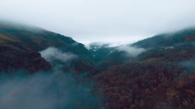 Zaman atlaması, bulutların dağların yamacında hareket ettiği Galiçya 'daki bir buzul vadisini çeken bir insansız hava aracıyla meydana geldi.