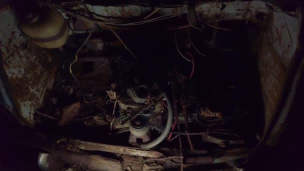 古くて錆びた車のエンジンのリアビュー 古いガレージで忘れられ 時間の経過によって腐食した600席 — ストック動画