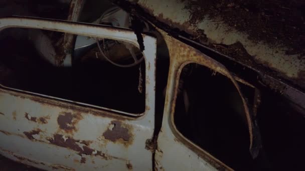 Boční Pohled Dveře Starého Sedadla 600 Auto Opuštěné Staré Garáži — Stock video