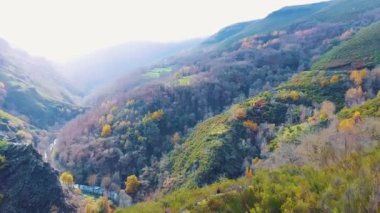 Doğayla ilgili muhteşem bir video klip zengin bir manzaranın üzerinde uçan bir FPV İHA ile çekildi. Burada dağların güzelliği sonbahar ormanları ve vadinin en derin kesimindeki nazik bir nehirle gösteriliyor..