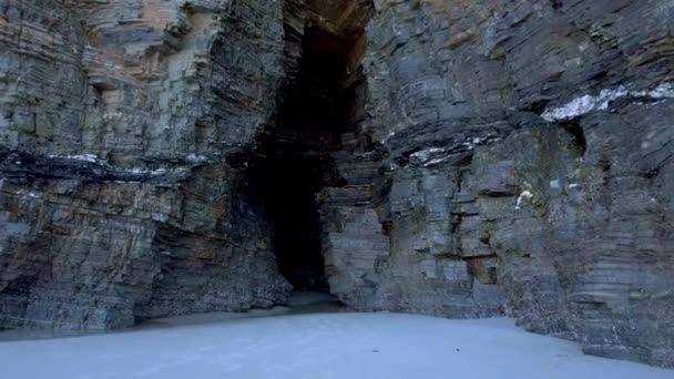 我们带着照相机走进位于里巴多奥的大教堂海滩上的一个自然洞穴 — 图库视频影像
