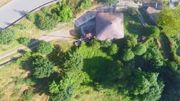 Vídeo Aéreo Con Dron Filmando Una Antigua Cabaña Localidad Cebreiro — Vídeos de Stock