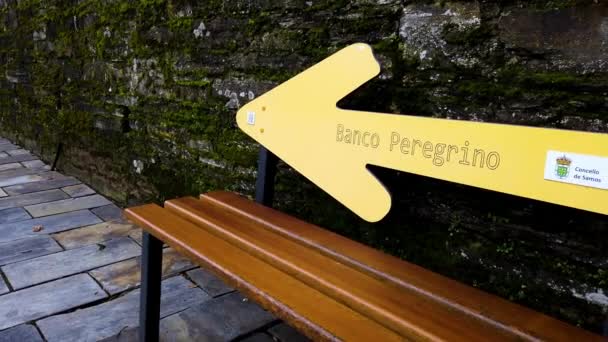 巡礼者が休憩を取ることができるカミーノデサンティアゴの機会に黄色いベンチ — ストック動画