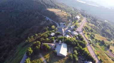  O Cebreiro kasabasının hava aracı çekimi, Galiçya 'nın girişi Camino de Santiago' ya ait Fransız yolu boyunca, Havari Santiago 'nun geçtiği yol..