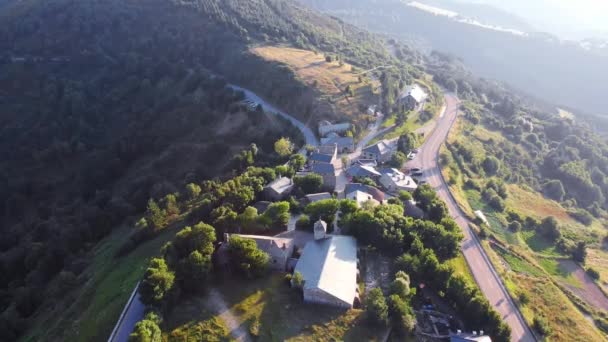 空中无人驾驶飞机拍摄O Cebreiro镇 沿着圣地亚哥使徒经过的法国公路进入加利西亚 — 图库视频影像