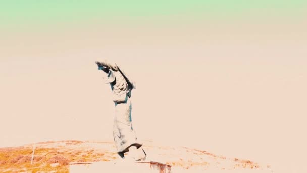 Эмблематическая Статуя Камино Сантьяго Французскому Маршруту — стоковое видео