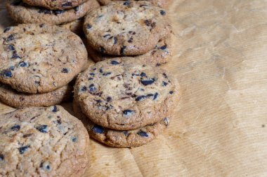 Pişirme tepsisinde çikolata parçacıklı kurabiyeler