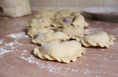 Hamur tatlısı yapma süreci, kaybedilme, doldurulmuş hamur tatlısı, Ukrayna geleneksel mutfağı