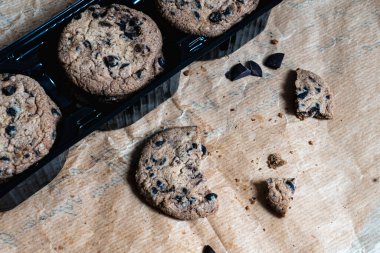 Kek tepsisinde çikolatalı kurabiyeler. en üstteki görünüm