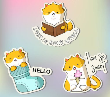 Komik kedi çıkartması paketi. Şirin Kawaii Kedileri komik pozlar veriyor. Çizgi film kedilerinin çıkartma tasarımı. Tapılası kawaii hayvanları.