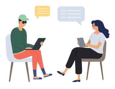 Erkek ve kadın birlikte çalışır ve görevlerini bilgisayarlarının önünde tartışırlar. İletişim. Düz biçim vektör illüstrasyonu