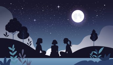 Ay ışığında konuşan üç kızın siluetleri. Mutlu arkadaşlar geceleri doğada oturuyor. Arkadaşlığın göstergesi.